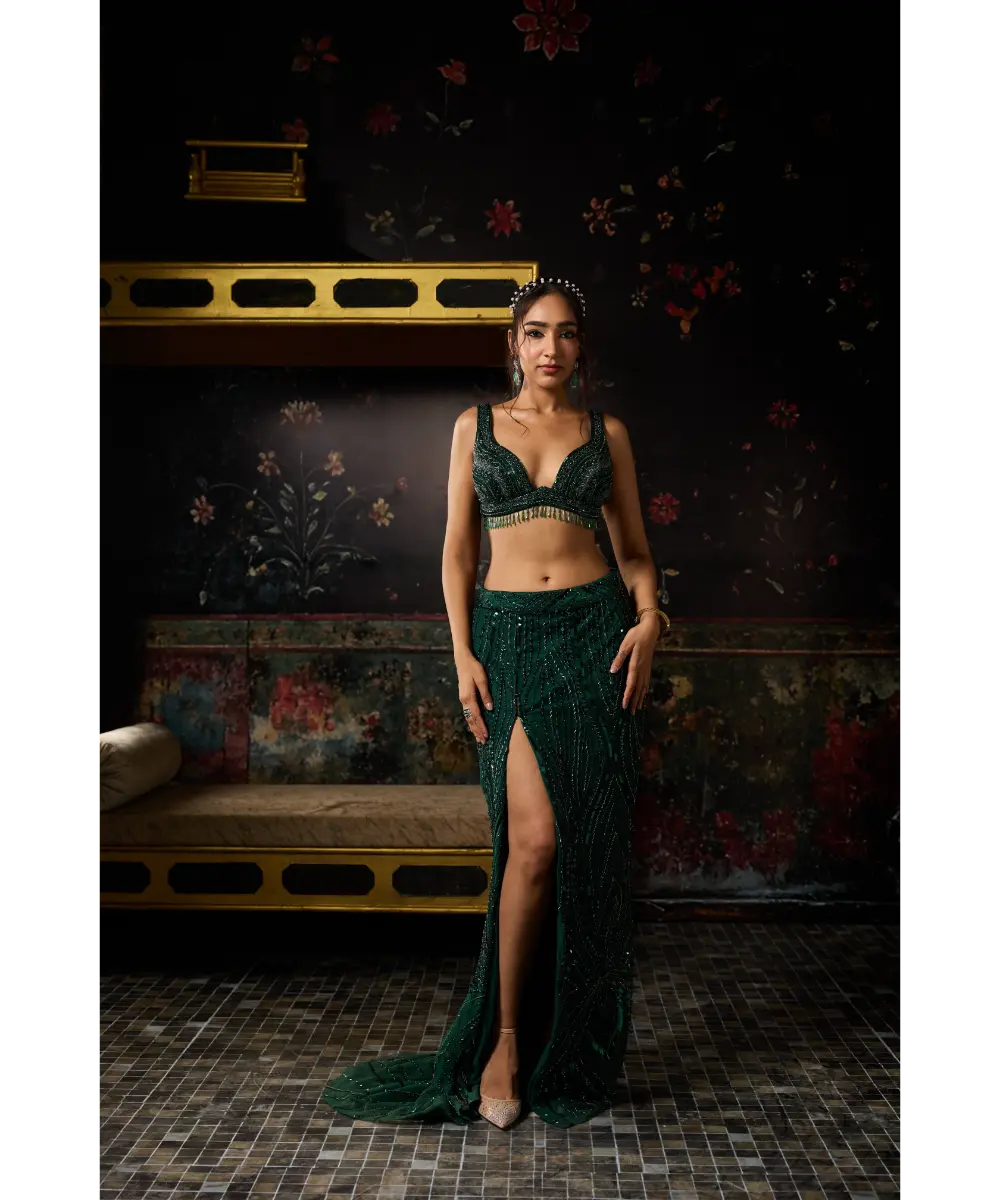 DIYARAJVVIR - EMERALD GREEN EMBELLISHED TRAIL SLIT SKIRT SET